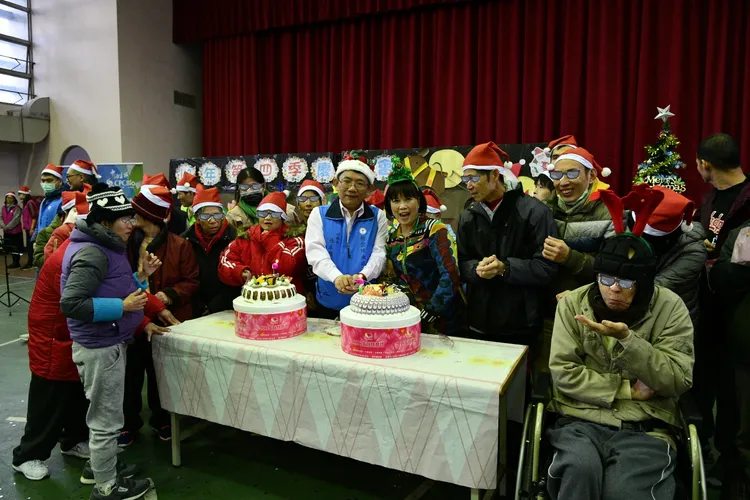 桃園煉油廠一行與院生一起慶生。桃煉廠提供