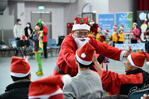 中油桃炼厂友爱社会　携手志工与八德教养院生欢庆圣诞节