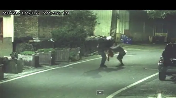 郭男拒絕盤詰逃至巷弄內，最後仍被警方制伏。翻攝畫面