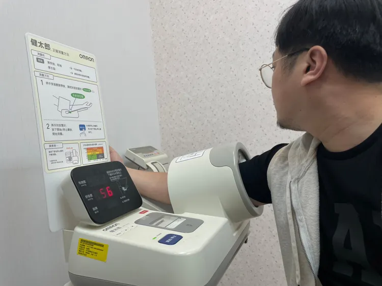 按時服藥與情緒穩定控制病情，定期量測自己的血糖、血壓。資料照