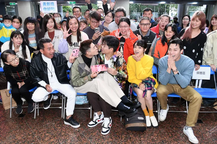 黃新皓（前排左三）和張再興（前排右三）被拱玩親親。華視提供