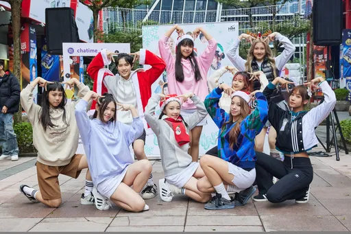 破亿神曲掀全球翻跳潮 薄荷水晶快闪信义区送珍奶