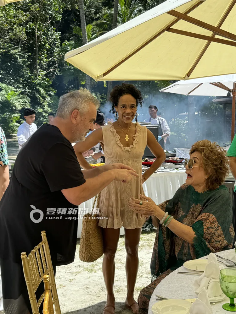 盧貝松（左）和楊紫瓊母親（右）互動熱絡，中為盧貝松的製片老婆維吉妮貝松。吳玉愛攝