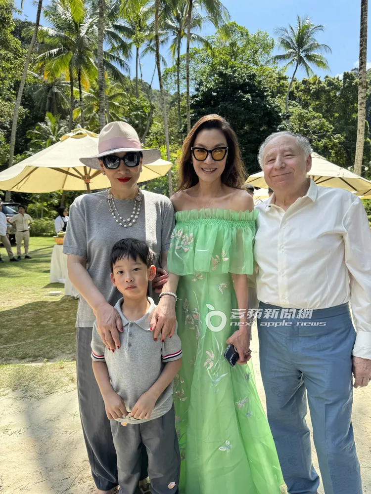 徐楓（左）帶著5歲長孫來喝喜酒。吳玉愛攝