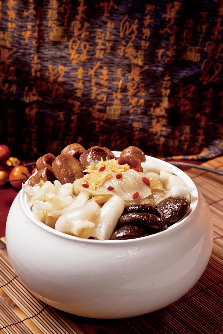 「八仙一品佛跳牆」和精燉高湯加入新鮮蟲草豬腳、筍乾、北菇等精選食材熬煮，8人份特選湯品9800元起。（圖／潮品集潮州料理餐廳提供