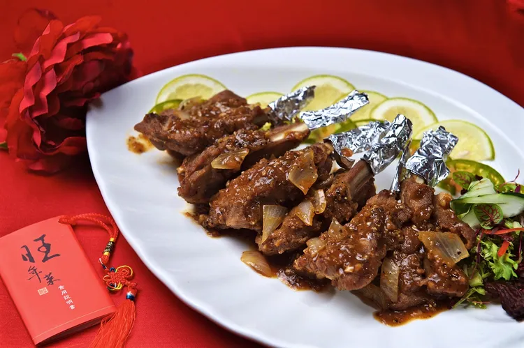 「蜜椒羊小排」嚴選紐西蘭羊肩排，無不討喜的羊騷味，肉質柔軟多汁。潮品集潮州料理餐廳提供