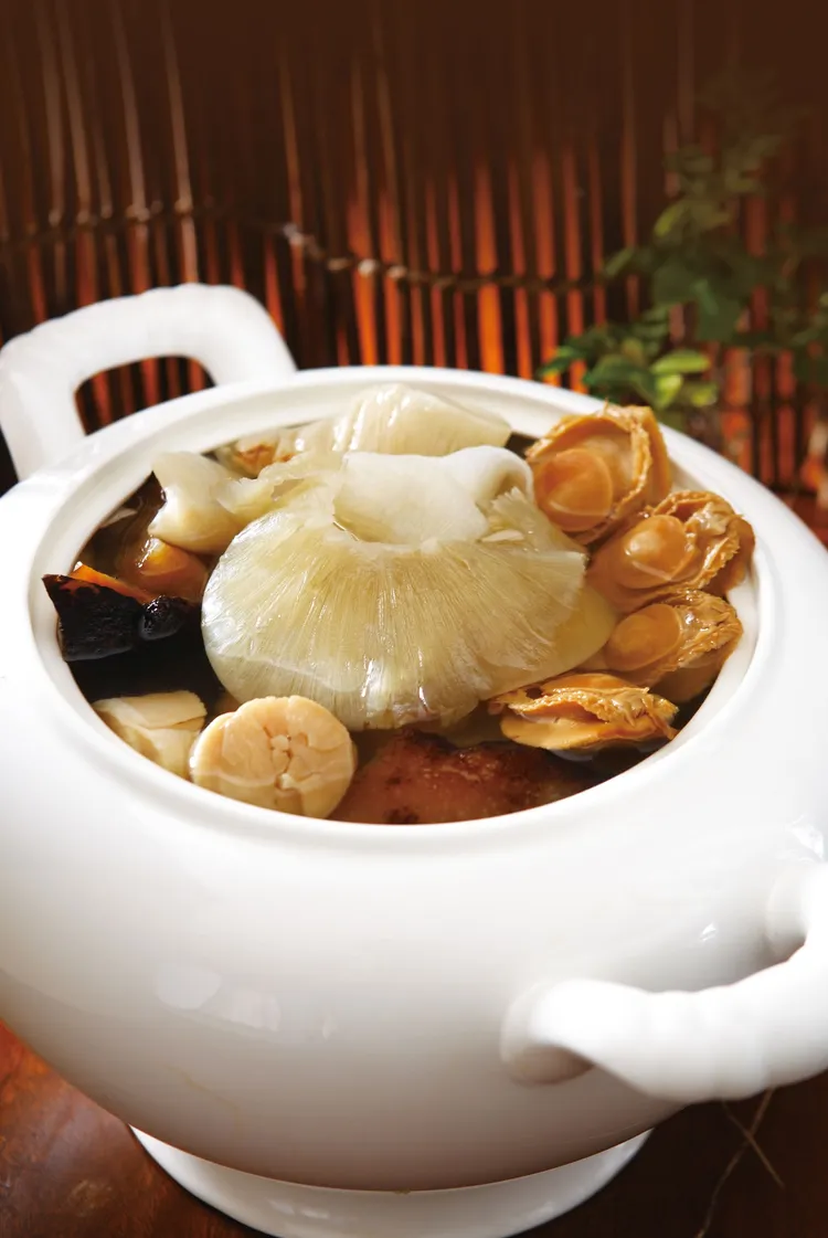 年菜極致代表作「潮式極品佛跳牆」堪稱年節湯品的經典之最，加入極品花膠、珠婆參、金山勾魚翅等高檔食材，湯清膠濃。潮品集潮州料理餐廳提供