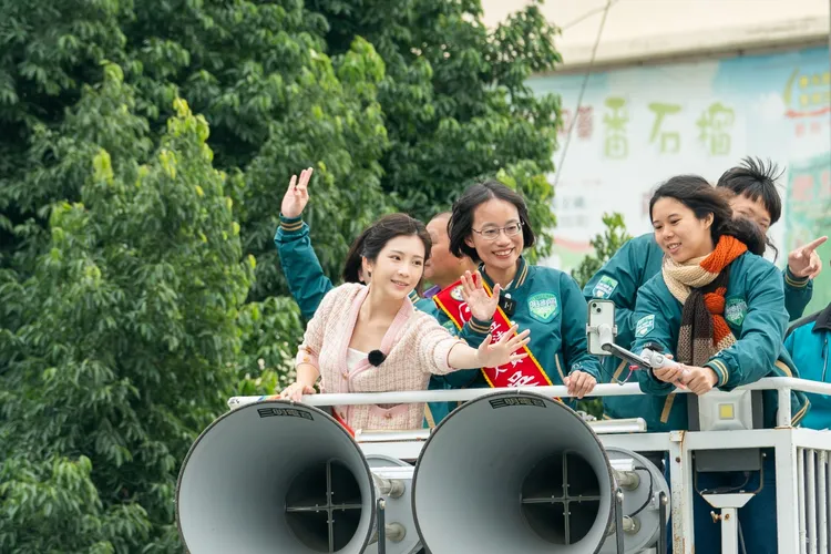 鄭家純與吳音寧一同車掃。吳音寧辦公室提供