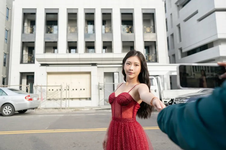 鄭家純與吳音寧大拍「偽男友照」。吳音寧辦公室提供