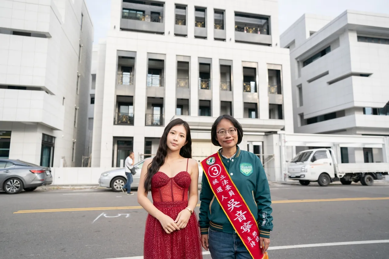 民進黨立委候選人吳音寧（右）與鄭家純（左）一同到國民黨立委謝衣鳯的「白宮」前打卡。吳音寧辦公室提供