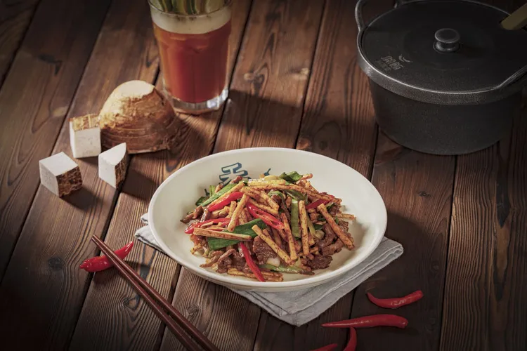 開飯川食堂台中麗寶店限定菜「香芋牛肉椒朋友」。業者提供