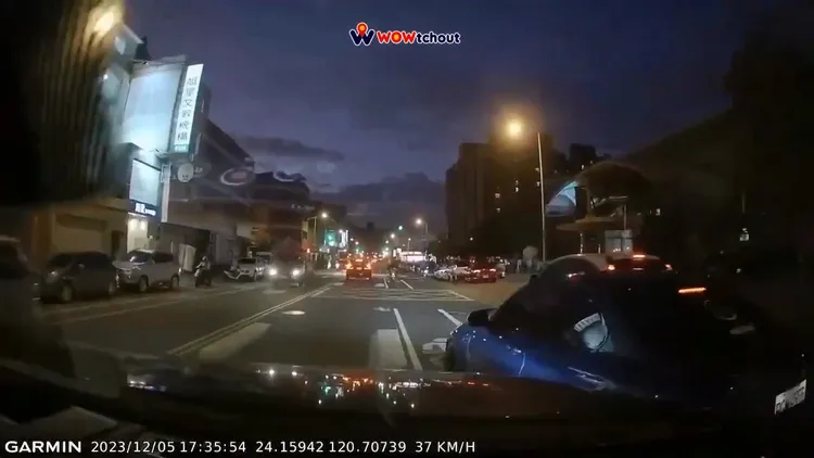 BMW從右側機車道超車，與黃女的馬自達轎車發生擦撞。翻攝WoWtchout