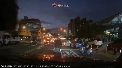 BMW超車鬼切遭擦撞　駕駛下車理論遭女車主獅吼功震退