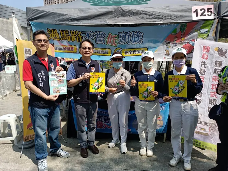 警方實施防制酒後駕車宣導。桃園警分局提供