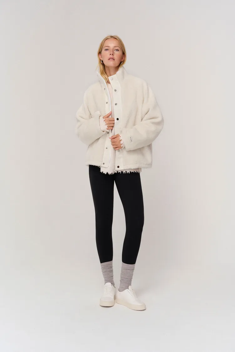 北極熊毛毛排釦外套（雪白），8180元。品牌提供