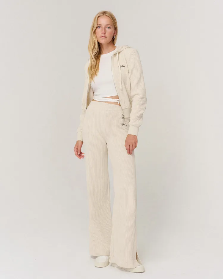 燈芯絨拉鍊外套（奶油白）8180元、燈芯絨開岔長褲（奶油白）7780元。品牌提供