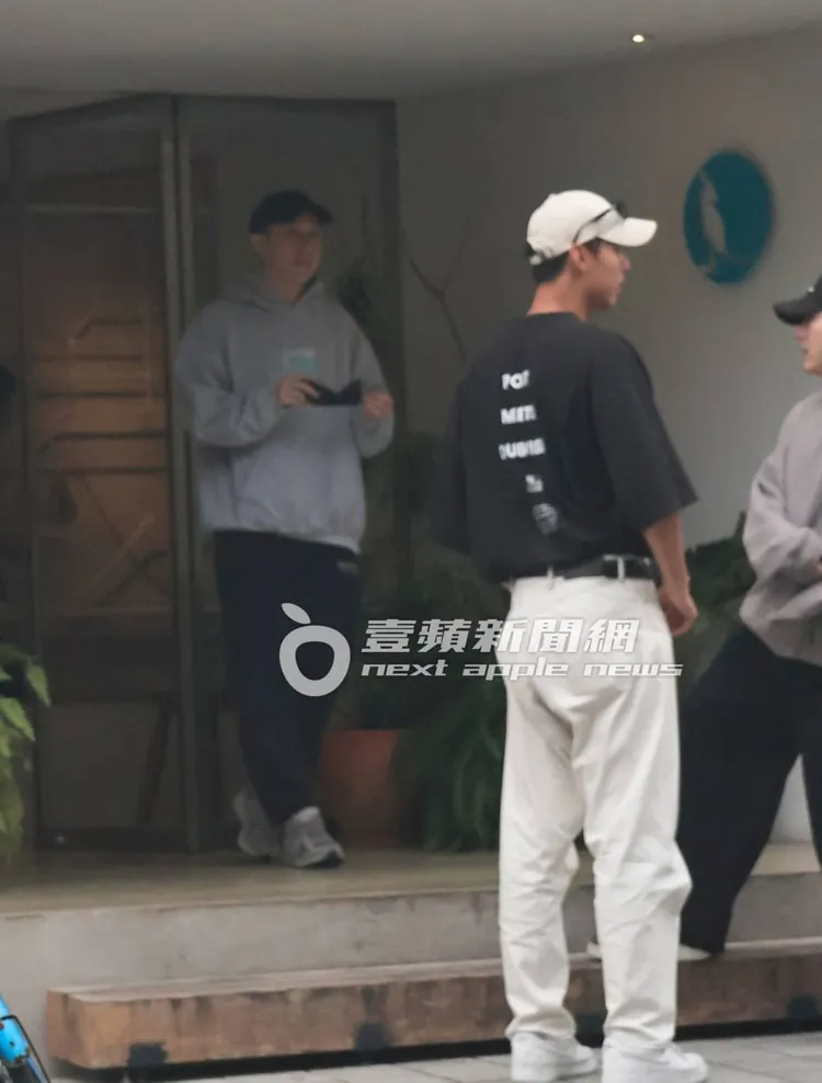 餐畢，房祖名（左）與男友人們走出咖啡廳，突然又想起要戴口罩，重新走一遍。特勤中心攝