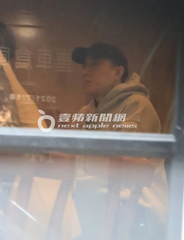 房祖名現身民生社區商圈咖啡廳，臉形看似消瘦許多。特勤中心攝