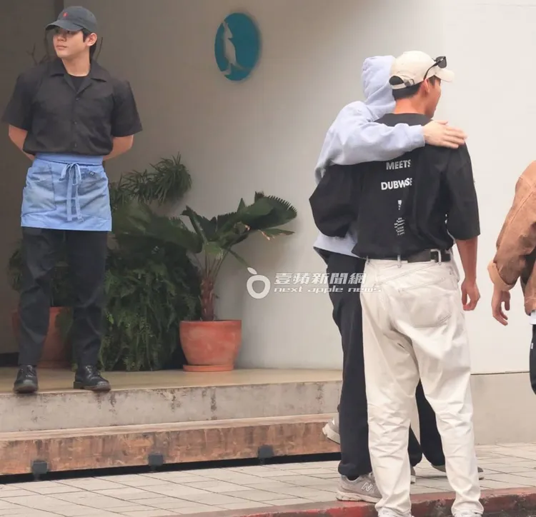 房祖名（中）與友人擁抱道別，感情看來不錯，店員則在後頭把風找跟拍。特勤中心攝