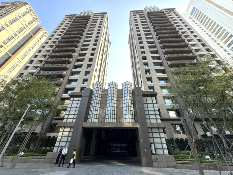 房祖名駕駛特斯拉新車，載著友人返回與大S、蕭亞軒當鄰居的信義區3億豪宅。特勤中心攝