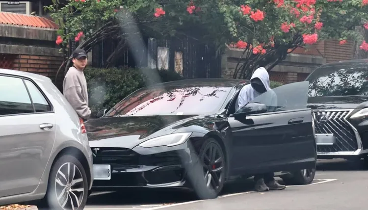 房祖名（右）坐上345萬特斯拉Model S Plaid離去，轉行當導演又兼名錶董事，荷包依舊賺滿滿。特勤中心攝