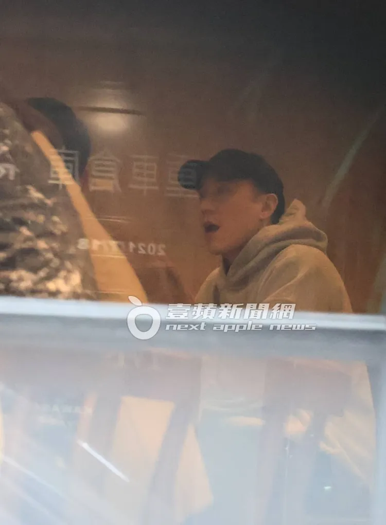 房祖名與男友人們有說有笑，看似心情不錯。特勤中心攝