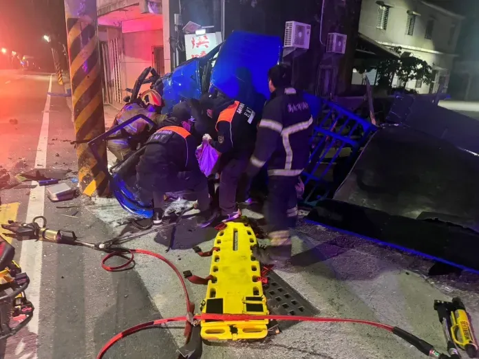 陳姓男子駕貨車撞成廢鐵。翻攝《記者爆料網》