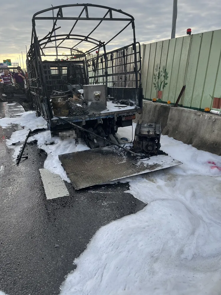 小貨車燒成剩下支架。國道警方提供