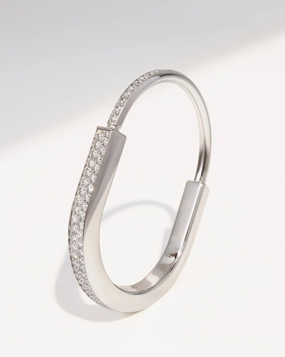 Tiffany Lock 18K白金舖鑲鑽石手環,134萬5000元。品牌提供