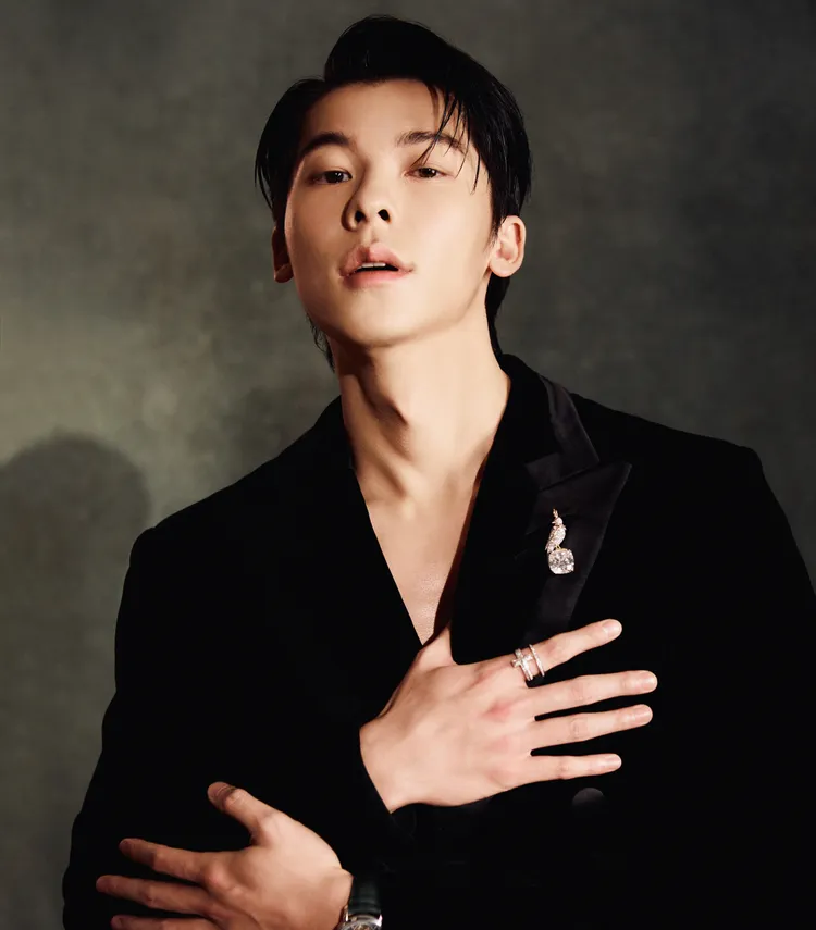 許光漢在金馬獎上戴上Tiffany全球首度曝光的石上鳥高級珠寶系列回眸鳥胸針。品牌提供