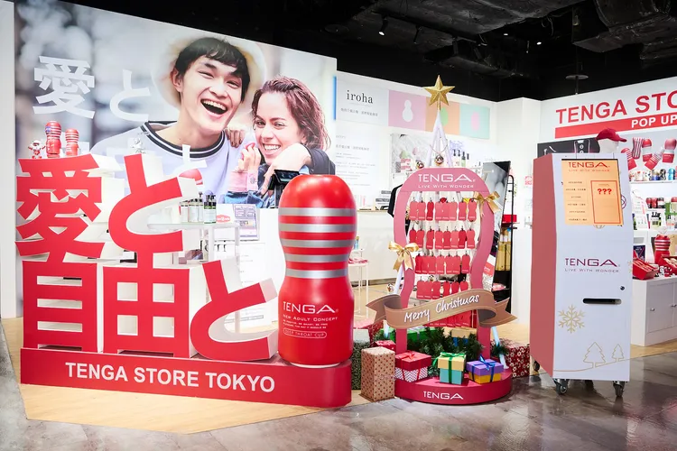 以紅色經典杯打造成的「TENGA許願聖誕樹」。業者提供