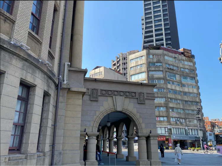 接近台北郵局正門時，突然右邊煞風景一樣跑出一棟很醜房子。翻攝《台大批踢踢》實業坊