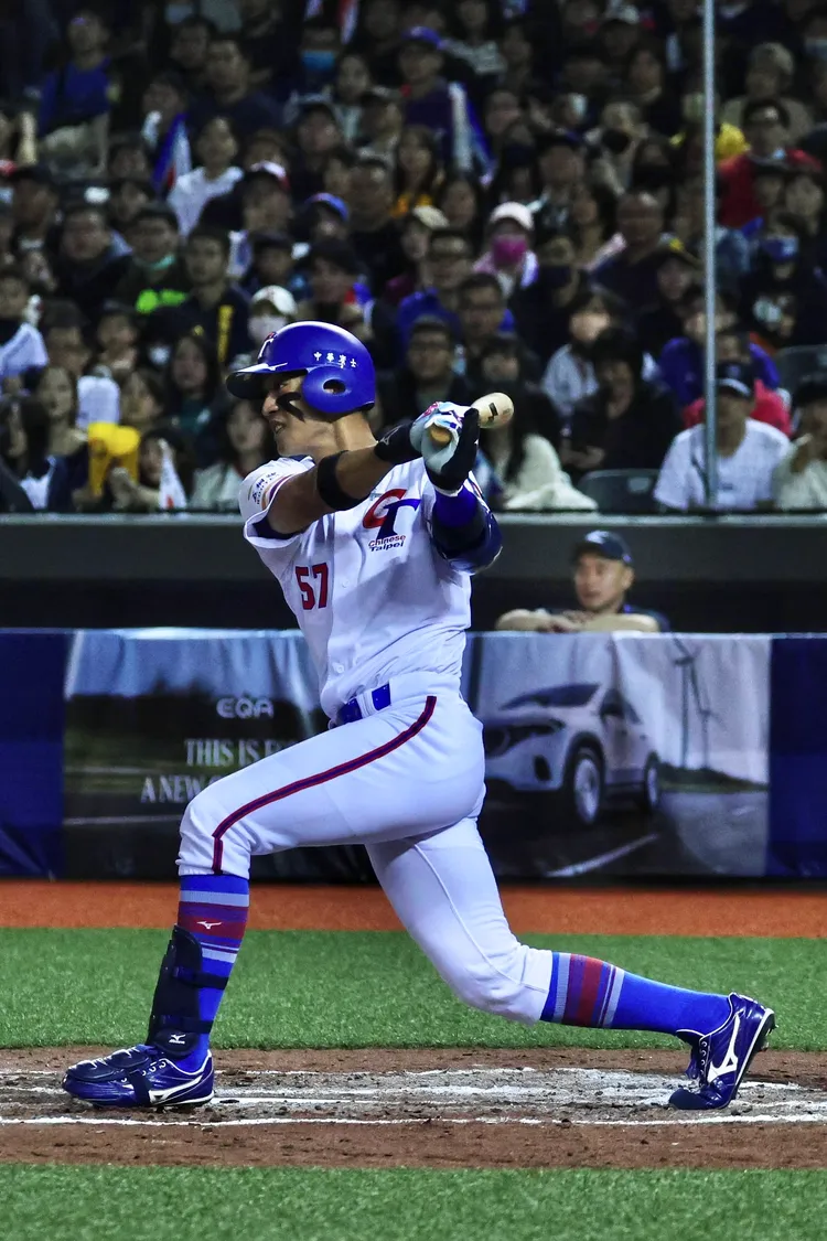 2023亞洲棒球錦標賽台灣隊3日晚間站上台北大巨蛋迎戰韓國隊，台灣隊長拿莫．伊漾4局下半敲安帶打點，助隊再添一分，擴大領先。林林攝