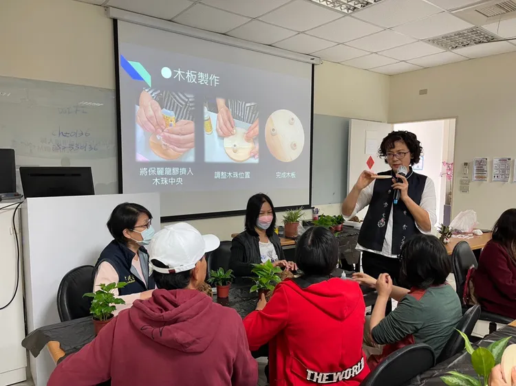 張麗梅講解如何手作聖誕苔球。翻攝畫面