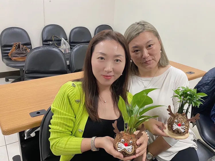 一起參加移民署活動的新住民瑋卓(右)和義秋(左)表示手作聖誕苔球很舒壓。翻攝畫面