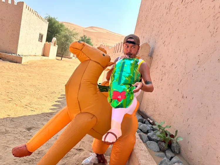 KID在阿曼沙漠騎玩偶駱駝。好看娛樂提供