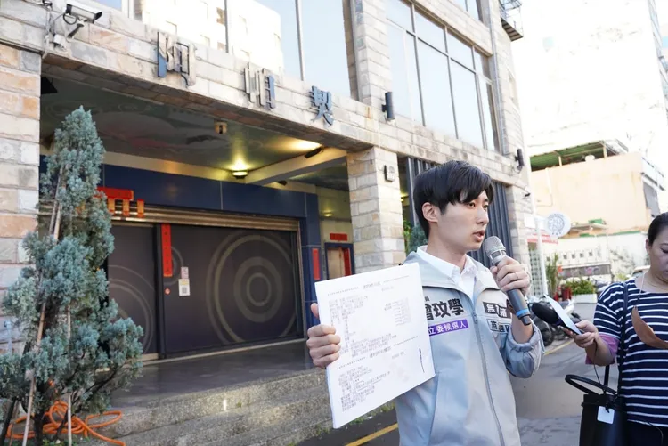 曾玟學日前到阿帕契電子遊藝場前開記者會，批對手邱鎮軍對電玩店染毒、賭博及違建案不可能不知情。曾玟學服務處提供