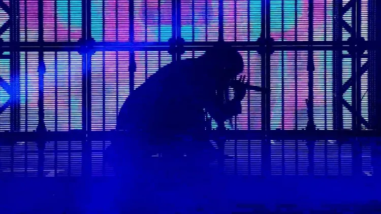 Ado電視節目首秀獻給《Best Artist 2023》，全程未露出真面目。翻攝TalkOP海賊王微博