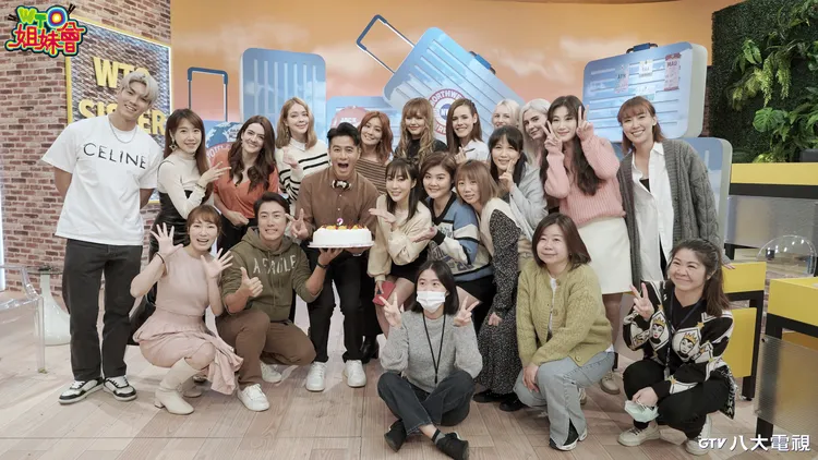 製作單位趁錄影時，特別安排郭彥均（中）生日慶生驚喜。八大提供