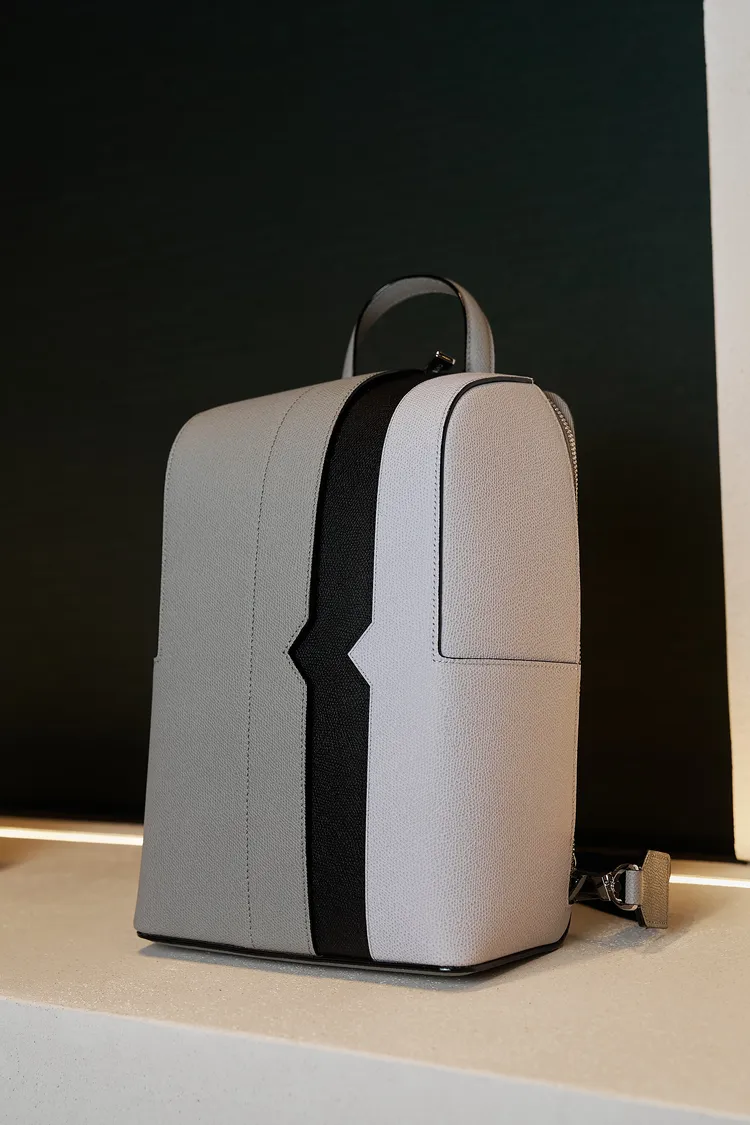 V-Line外觀由Millepunte小牛皮拼接而成。品牌提供