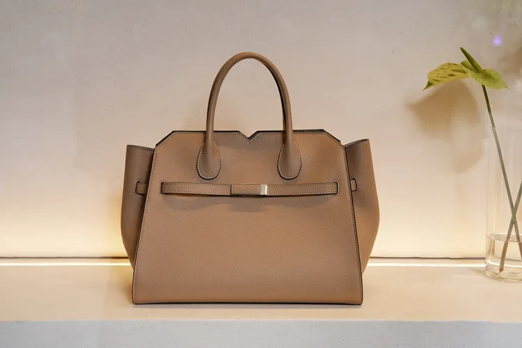 Milano包款在硬挺結構之下注入柔和廓形。品牌提供