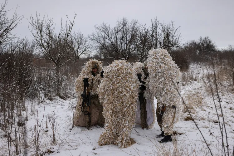 烏克蘭東部，烏軍著偽裝用吉利服（Ghillie suit）訓練。路透社