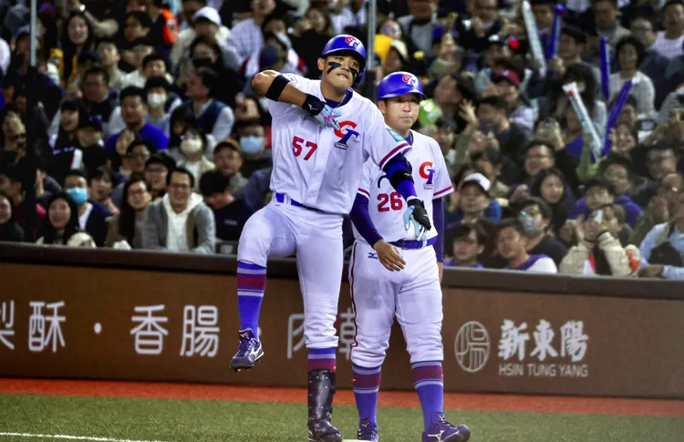 拿莫．伊漾跑回大巨蛋第1分。  林林攝