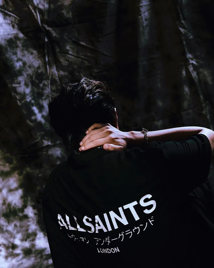 服裝將「UNDERGROUND」日文標語字樣與品牌經典LOGO巧妙融合。翻攝蔡凡熙IG