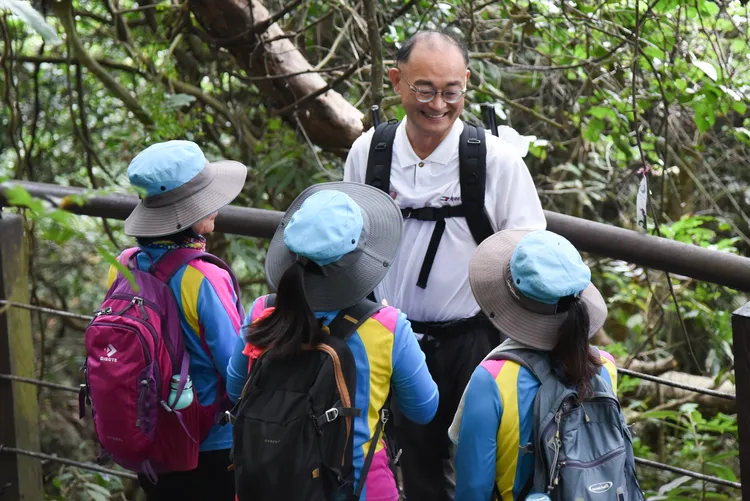 黃柏霖從民國97年開始，揹水上柴山奉茶，累積至今達807次。黃柏霖總部提供