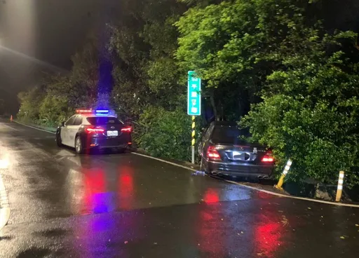 桃園男這原因拒檢開車狂飆逃　打滑自撞樹叢狼狽落網！再吃上37張罰單