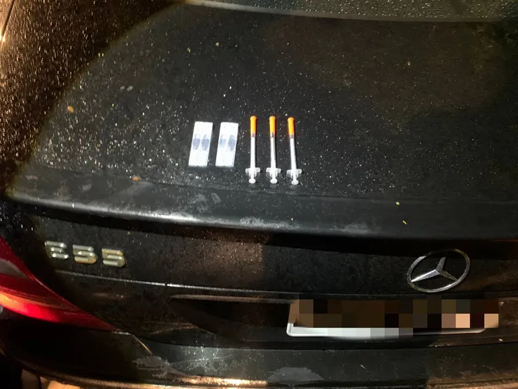 車上起出注射針筒。大園警分局提供