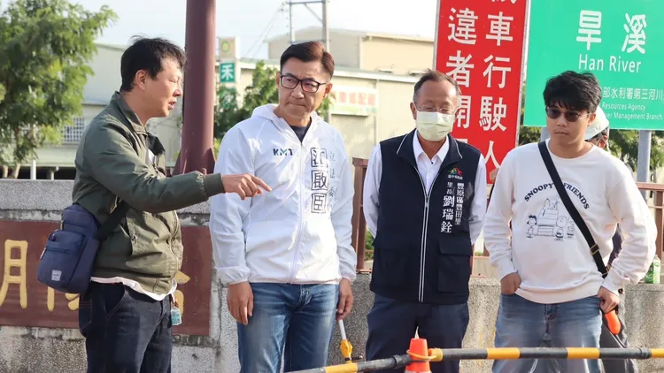 立委江啟臣、豐田里長劉瑞銓等人到場了解。民眾提供