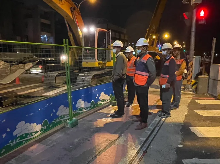 目前工班正在現場緊急開挖，尋找確切漏水點後緊急搶修管線。市府提供