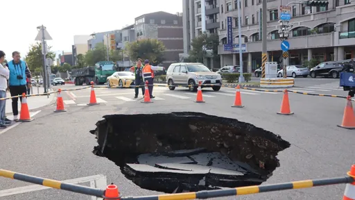 台中驚見3公尺天坑!疑自來水管線工程釀禍 停水搶修16hr明復供